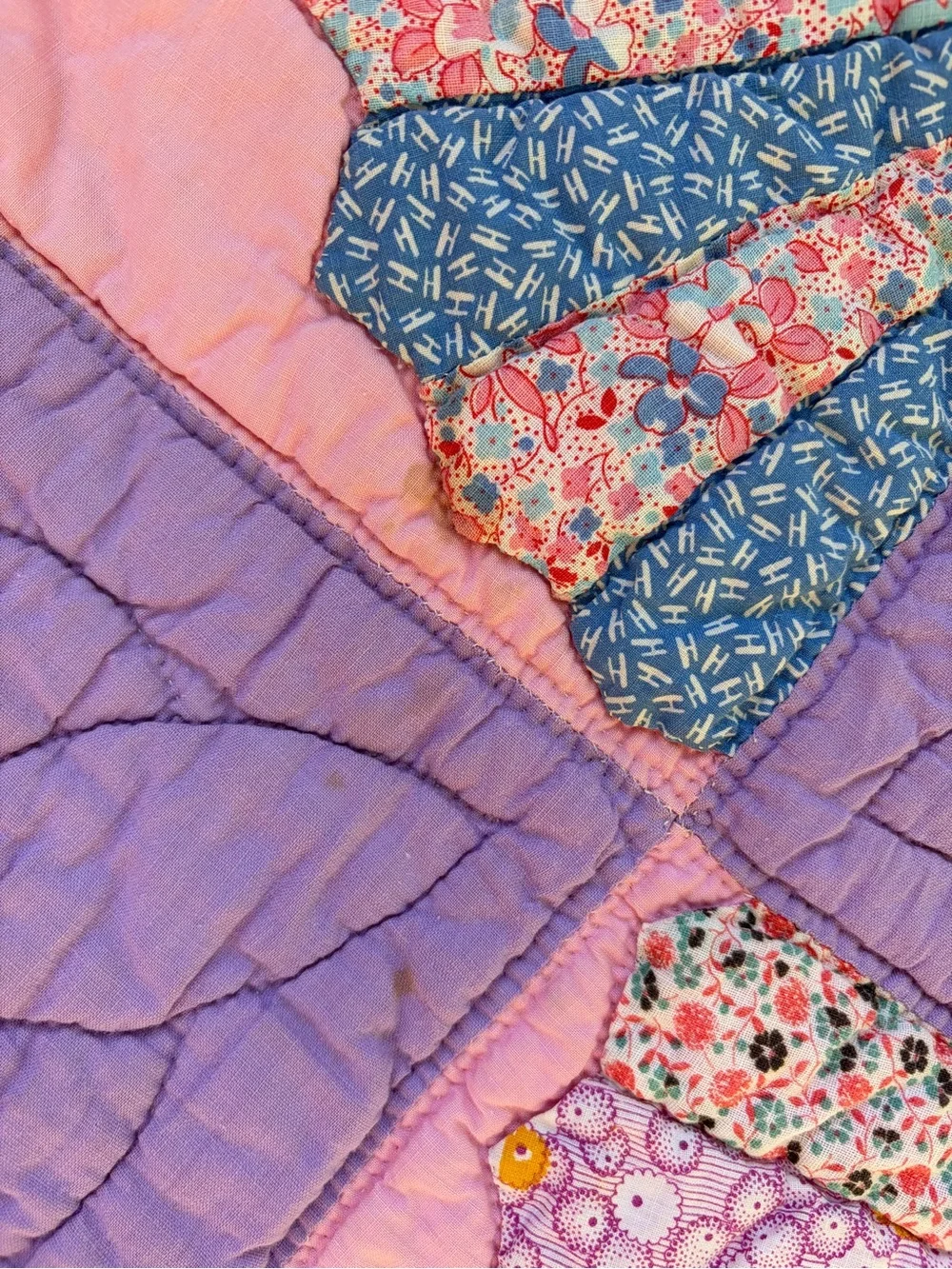 Vintage Lavender Fan Quilt 50x92 - Hand Quilted Scalloped Edge Cottage Quilt